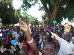 Les enfants brandissent leur fleur en papier Les enfants brandissent leur fleur en papier