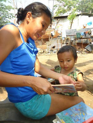 “Quando estava grávida, lia em voz alta para que meu bebê escutasse o que estava lendo. Dessa maneira, pensava, que quando estivesse grande, amaria os livros. Hoje, Daniel tem sempre um livro nas mãos! Os livros são importantes para mim e também desejo que sejam para meu filho”