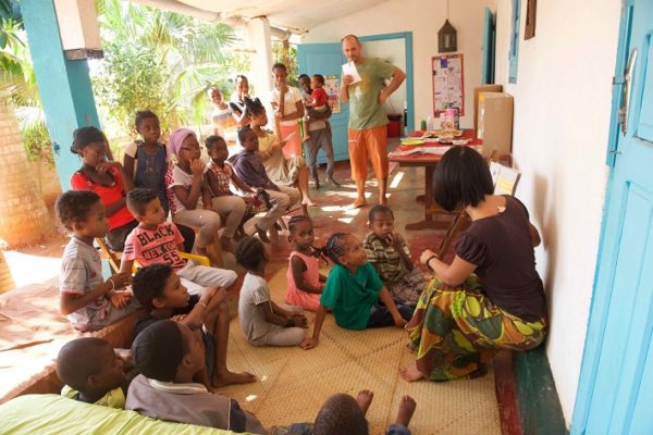 Shirley and Alexander with neighbourhood children in a Tapori workshop.