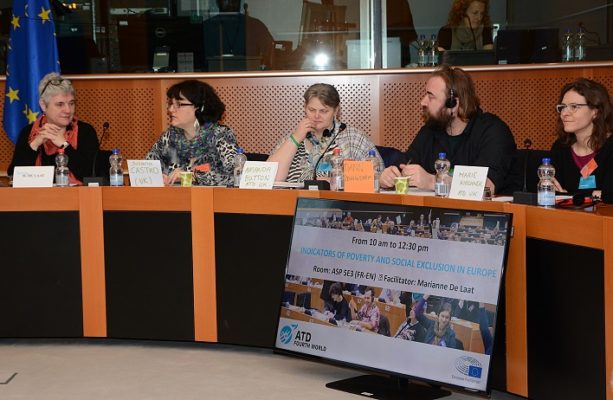 Citizens meet and talk about poverty in the EU.